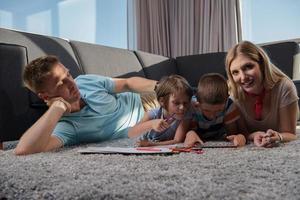 jeune couple passe du temps avec des enfants photo