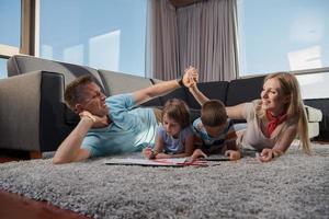 jeune couple passe du temps avec des enfants photo