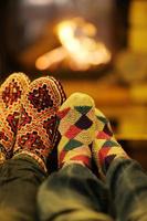 jeune couple romantique assis et relaxant devant la cheminée à la maison photo