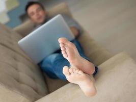 homme utilisant un ordinateur portable dans le salon photo