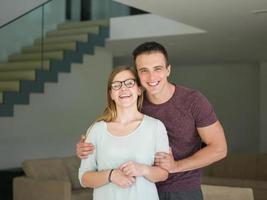 couple s'enlaçant dans leur nouvelle maison photo