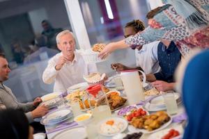 famille musulmane multiethnique moderne ayant une fête du ramadan photo