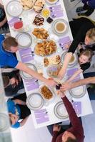 iftar dîner famille musulmane ensemble pendant une fête du ramadan à la maison vue de dessus photo