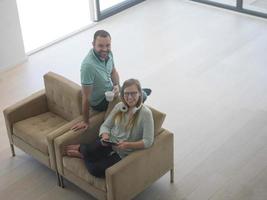 couple se détendre à la maison avec des tablettes photo