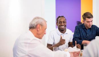 homme noir profitant d'un dîner iftar en famille photo