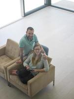 couple se détendre à la maison avec des tablettes photo