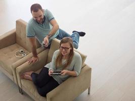 couple se détendre à la maison avec des tablettes photo