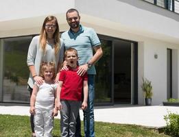 famille heureuse avec enfants dans la cour photo