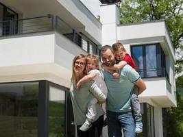 famille heureuse avec enfants dans la cour photo