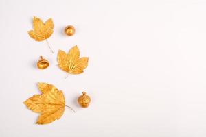 compositions d'automne. feuilles et glands dorés sur fond clair. vue de dessus. copie espace photo