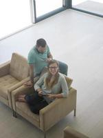 couple se détendre à la maison avec des tablettes photo