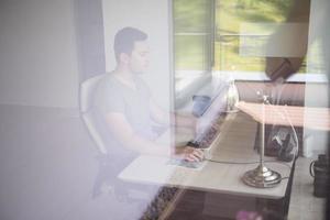 homme dans un bureau photo