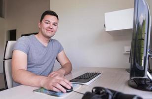 homme dans un bureau photo