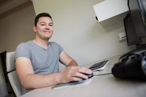 homme dans un bureau photo