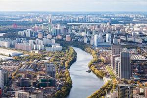 Voir ci-dessus de l'ouest de Moscou avec la rivière Moskva photo