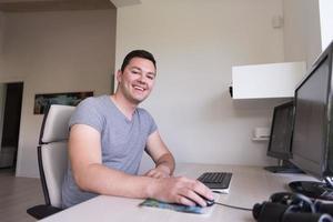 homme au bureau photo