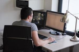 homme au bureau photo