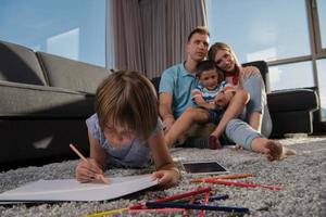 jeune couple passe du temps avec des enfants photo