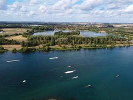 de belles images de la caméra d'un drone aérien du lac willen et du parc situé à milton keynes, en angleterre. les gens profitent du lac par une chaude journée ensoleillée d'été photo