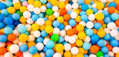 boules de couleur en plastique sur une aire de jeux pour enfants dans un centre commercial photo