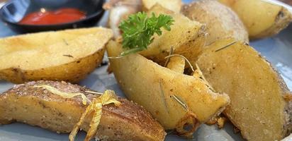 quartiers de pommes de terre au four avec oignons râpés et herbes et sauce tomate plats faits maison légumes biologiques végétaliens quartiers de pommes de terre végétariens collation repas photo