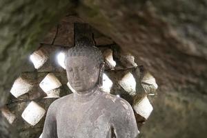 magelang, java central, indonésie, 2017, stupa du temple en pierre de borobudur statue indonésienne de bouddha photo