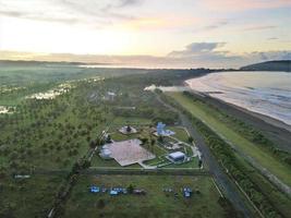 belle vue aérienne, panorama naturel sur la côte du pangandaran-indonésie. photo