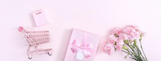 fête des mères, concept de design d'arrière-plan de la saint-valentin, beau bouquet de fleurs d'oeillets roses sur une table rose pastel, vue de dessus, mise à plat, espace de copie. photo