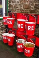 Seaux d'incendie à la gare de Woody Bay dans le Devon le 19 octobre 2013 photo