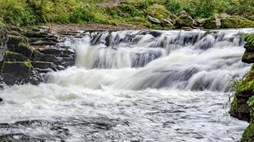 vue d'une petite chute d'eau sur la rivière East Lyn photo