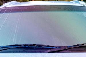 rosée sur le pare-brise et les essuie-glaces d'une voiture, effet de filtre photo