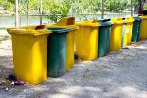 poubelles dans un parc public photo