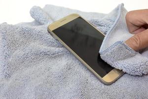 smartphone nettoyage écran sale avec tissu microfibre bleu photo