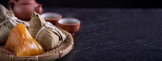 boulette de riz alcaline zongzi - nourriture traditionnelle en cristal chinois sucré sur une assiette à manger pour le concept de célébration du festival du bateau-dragon duanwu, gros plan.