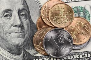 pièces de monnaie russes et 100 dollar américain photo