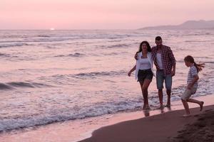 la famille s'amuse et vit un mode de vie sain sur la plage. mise au point sélective photo