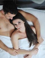 jeune couple passe du bon temps dans sa chambre photo