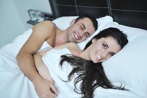 jeune couple passe du bon temps dans sa chambre photo