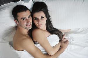 jeune couple passe du bon temps dans sa chambre photo