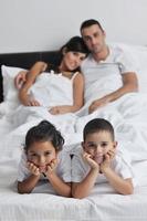 heureuse jeune famille dans leur chambre photo