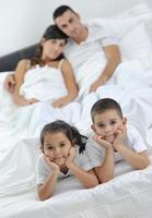 heureuse jeune famille dans leur chambre photo