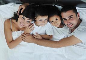 heureuse jeune famille dans leur chambre photo