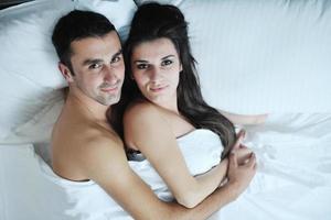 jeune couple passe du bon temps dans sa chambre photo