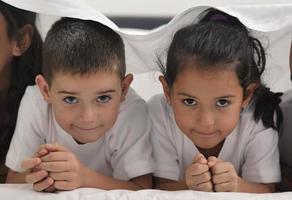 heureuse jeune famille dans leur chambre photo