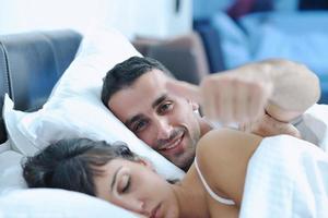 jeune couple passe du bon temps dans sa chambre photo