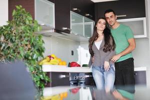 jeune couple s'amuse dans une cuisine moderne photo