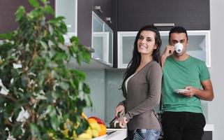 jeune couple s'amuse dans une cuisine moderne photo