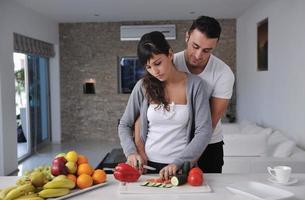 jeune couple s'amuse dans une cuisine moderne photo