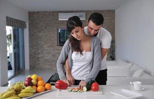 jeune couple s'amuse dans une cuisine moderne photo