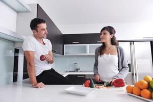 jeune couple s'amuse dans une cuisine moderne photo